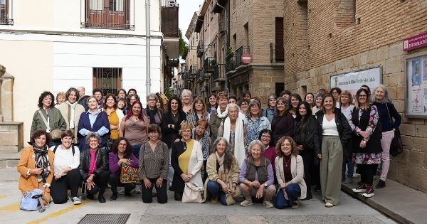 fotografía grupal ENCUENTRO MUJERES RURALES zona media olite 2026 con yayo herrero en el centro