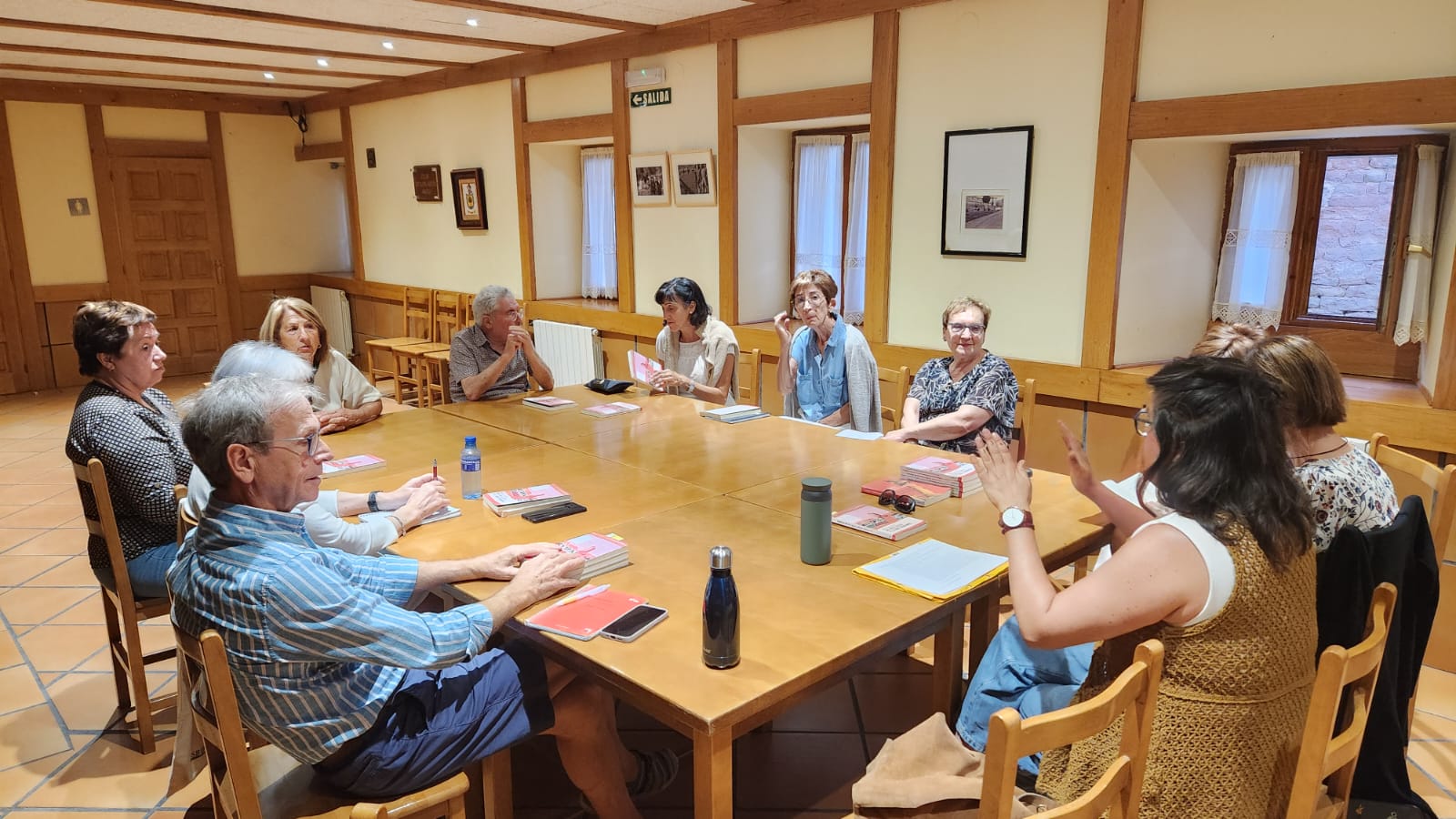 imagen de la última sesión del club de lectura de unzué untzue 2025 dinamizada por irantzu monteano