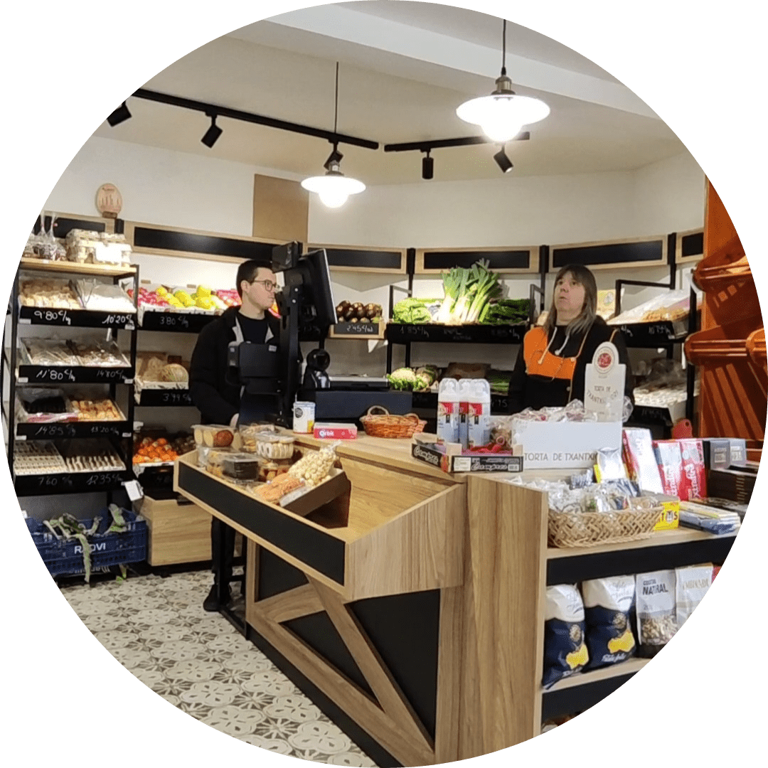 nieves induráin atiende a un cliente en su tienda de Tafalla "La despensica de Nieves"