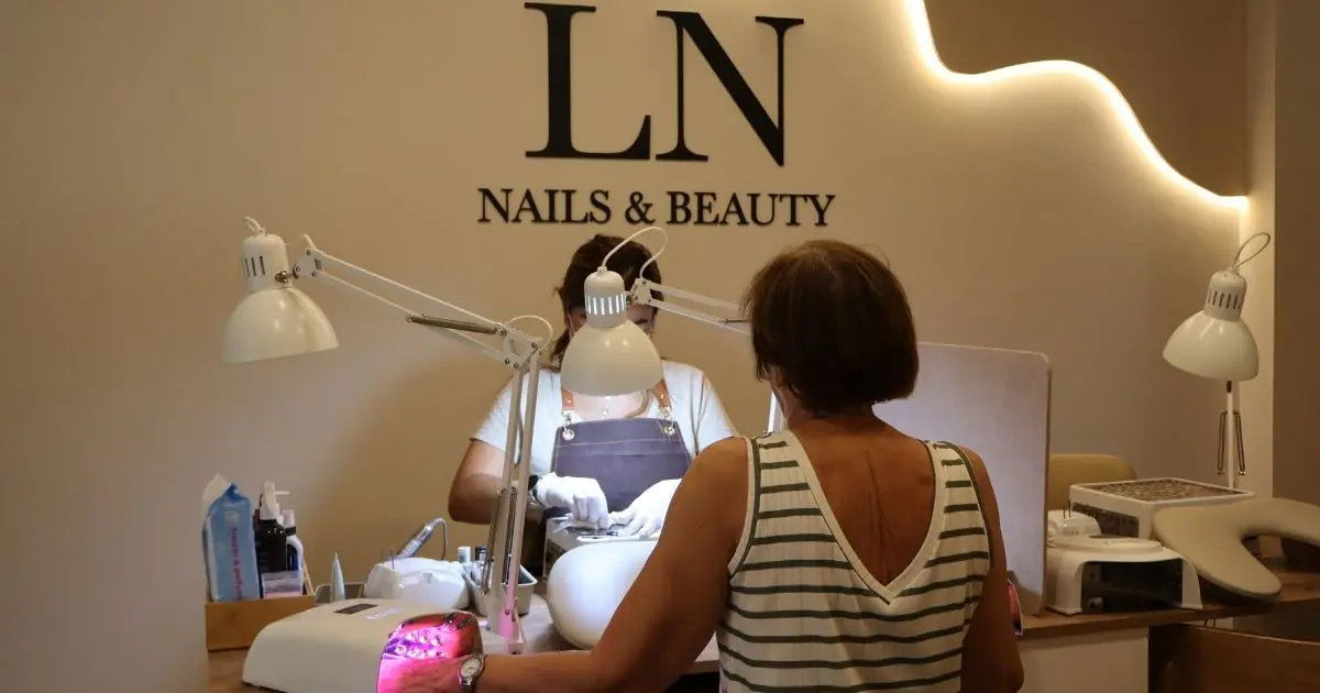 clienta haciéndose la manicura semipermanente en ln nails and beauty olite