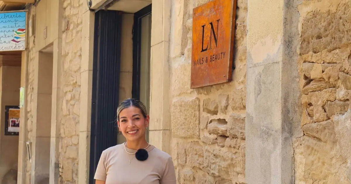 natali arango junto al centro de estética ln nails and beauty en olite